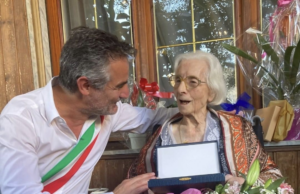 Assemini, il sindaco Puddu omaggia la centenaria Carmela Sanna