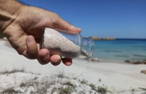 Portò via la sabbia di Budelli: pentita, l’ha restituita dopo 37 anni