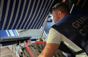 La spiaggia di Baia delle Mimose liberata da ombrelloni e sdraio abusivi