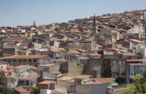 62enne ha un malore mentre guida: tragedia a Sorso