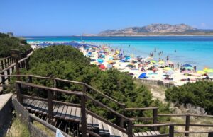 Parcheggiano sulle dune, fumano e non pagano il ticket: raffica di multe a Stintino