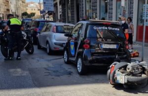 Cagliari, non si ferma all’alt dei vigili poi si schianta su un’auto