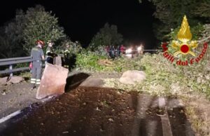 Frana nella notte sulla provinciale a Busachi, vigili del fuoco al lavoro