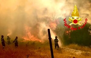 Grosso incendio nelle campagne di Padru, intervento di due canadair