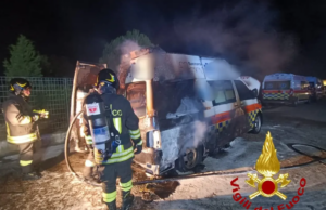 Ambulanza prende fuoco a Sassari: intervengono i Vigili del fuoco