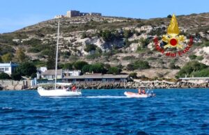Barca a vela incagliata nel fondale vicino allo scoglio di Sant’Elia