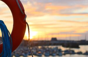 Si tuffa nel mare in burrasca, turista salvato da bagnino a Balai