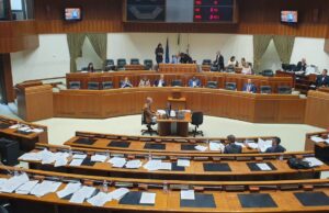 Variazione di bilancio da un miliardo, la palla passa al Consiglio regionale