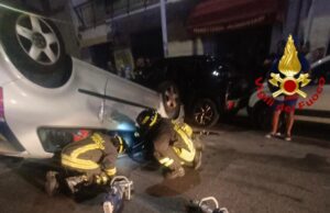 Auto si capotta a Sassari, il conducente estratto dai Vigili del fuoco