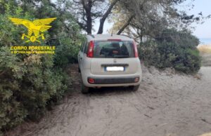 Ancora estate cafona: parcheggia l’auto sulle dune della spiaggia di Cea