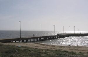Oristano, crollano in mare tre piloni del pontile di Torre Grande