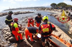 Cade sugli scogli a Posada e batte la testa, grave un 78enne