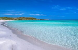 Corse a cavallo e pariglie sulle dune di Capo Comino tra gli ombrelloni