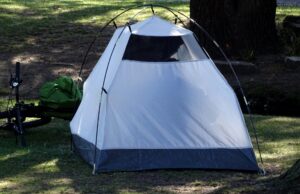 Campeggio abusivo in un parcheggio: segnalati a Porto Torres