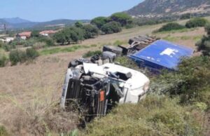 Camion con rifiuti inquinanti si ribalta vicino a Carbonia, autista ferito