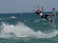 Si schianta sulle rocce mentre va in kitesurf, ricoverata