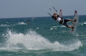 Si schianta sulle rocce mentre va in kitesurf, ricoverata