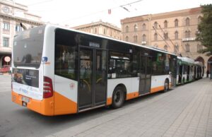 Quartu, follia sul pullman: giovane aggredisce quattro persone e scappa