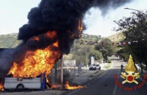 Attimi di terrore a Ittiri: auto prende fuoco vicino ad un distributore