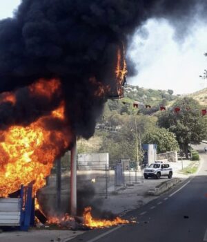 Attimi di terrore a Ittiri: auto prende fuoco vicino ad un distributore