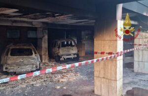 Cagliari, un incendio rende in cenere due auto e una moto