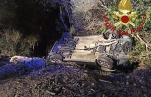 Arzachena, auto finisce in una scarpata: due turisti corsi miracolati