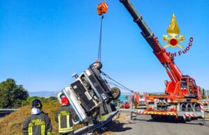 Scontro tra due veicoli, camper si ribalta sul cavalcavia: paura per i conducenti