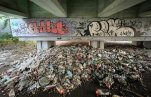 Cagliari, troppi rifiuti in via Ferrara: “Da settimane non passa nessuno”