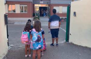 Scuola di via Stoccolma chiusa, le famiglie provano a far entrare i bimbi
