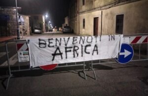 A Villanovaforru uno striscione anti migranti, Onnis: “No al campo profughi”