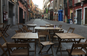 Cagliari, fioccano le multe per i locali: troppe le sedie e i tavolini esterni
