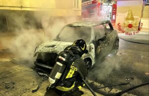 Auto in fiamme nella notte a Quartu, indagini sulle cause