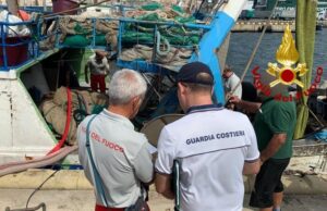 Peschereccio rischia di affondare in porto, soccorso dai vigili