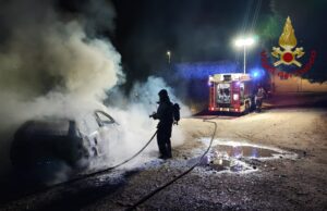 Cagliari, un’auto in fiamme nella notte a Sant’Elia