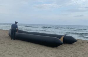 Migranti, gommone senza motore trovato in spiaggia a Muravera