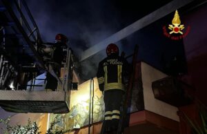 Scoppia un incendio in casa mentre dormono: salvati dai Vigili del fuoco