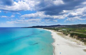 Ha un malore mentre nuota, turista tedesco muore a Santa Lucia