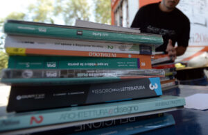 Raccolta di zaini e quaderni contro il caro scuola con Cittadinanzattiva