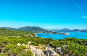Dramma nelle acque di Alghero: turista di 84 anni muore annegata