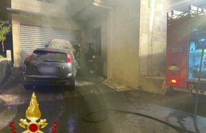 Auto in fiamme nella notte a Bono: in corso gli accertamenti