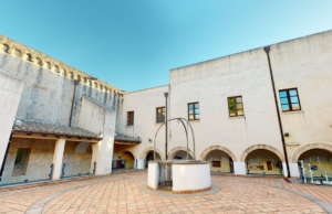 La Curia di Sassari accoglie i migranti, spunta striscione di Casapound