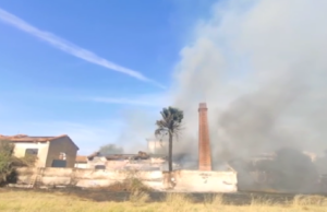 Paura a Oristano: scoppia grosso incendio vicino allo stabile dei nomadi