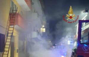 Scoppia un incendio in palazzina a Quartu: due persone intossicate