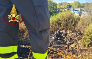 Grave incidente sulla ss 125: centauro fuori strada, moto in fiamme