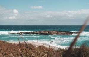 Trovata morta in spiaggia a Narbolia: si valuta l’ipotesi di annegamento