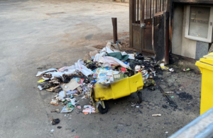 Cagliari, cassonetti incendiati davanti a scuola: la denuncia dei genitori