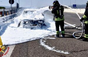 Paura all’ingresso di Olbia, un’auto si incendia in marcia sulla 131 dcn