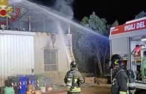 Uta: un rogo distrugge il capannone di una ditta di carpenteria