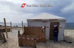 Alghero, sequestrato un chiosco abusivo: occupava 80 metri di spiaggia