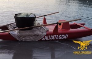 Bagnino sorpreso mentre pesca abusivamente col pattino di servizio